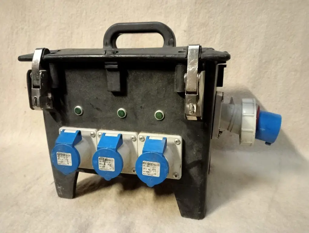 32A single-phase power distribution unit